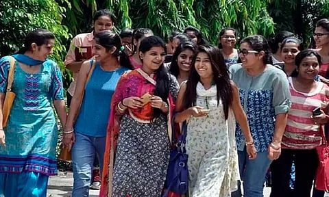 அரசு கலை அறிவியல் கல்லூரிகளில் 72 ஆயிரம் இடங்கள் நிரம்பின- நாளை மறுநாள் வகுப்பு தொடக்கம்