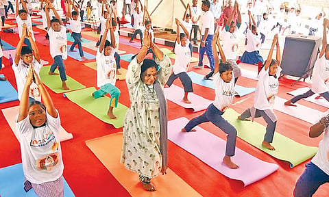புதுச்சேரியில் மாணவ-மாணவிகளுடன் கவர்னர் தமிழிசை யோகா செய்த காட்சி.