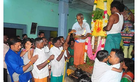  திரவுபதி அம்மன் கோவிலில் கொடியேற்றம் நடந்த போது எடுத்த படம்.