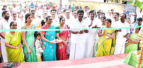 புதிய கலையரங்கத்தை செந்தில்நாதன் எம்.எல்.ஏ. திறந்து வைத்தார்