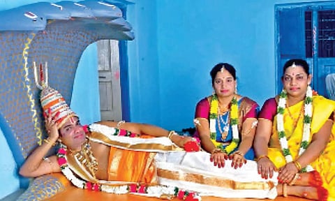 தனது மனைவிகளுடன் பாண்டுரங்கன் வேடத்தில் போலி சாமியார் சந்தோஷ்குமார்
