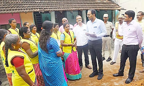 அச்சுந்தன்வயலில் அங்கன்வாடி மைய கட்டிட பணிகளை கணிப்பாய்வு அலுவலர் நந்தகுமார் ஆய்வு செய்தார். அருகில் கலெக்டர் விஷ்ணு சந்திரன் உள்ளார்.