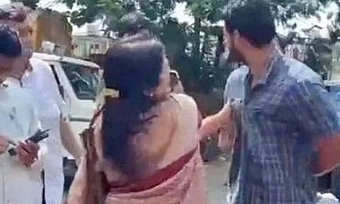 மாநகராட்சி அதிகாரியை கன்னத்தில் அறைந்த பெண் எம்.எல்.ஏ.