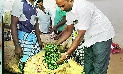 பாவூர்சத்திரம் மார்க்கெட்டில் விற்பனைக்கு வந்த மிளகாய்.