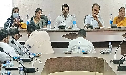 நெல்லை மாவட்ட பஞ்சாயத்து தலைவர் வி.எஸ்.ஆர்.ஜெகதீஷ் தலைமையில் ஆலோசனை கூட்டம் நடைபெற்ற போது எடுத்த படம்.