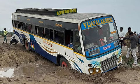 பள்ளத்தில் இறங்கிய தனியார் பஸ்சை படத்தில் காணலாம்.