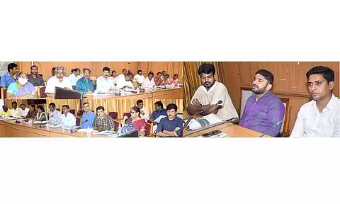 கலெக்டர் அலுவலகத்தில் வளர்ச்சி திட்ட பணிகள் குறித்த ஆய்வு கூட்டம் கலெக்டர் ராஜ கோபால் சுன்கரா முன்னிலையில் ஈரோடு மாவட்ட கண்காணிப்பு அலுவலர், ஆணையர் பிரகாஷ் தலைமையில் நடைபெற்ற போது எடுத்த படம்.