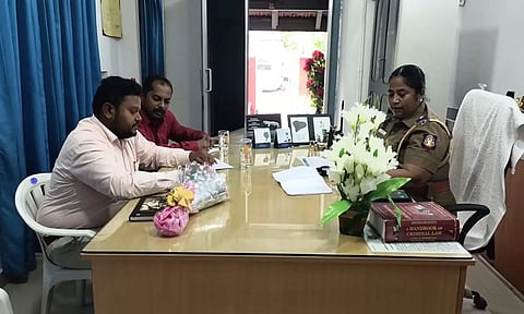 பெருந்துறை போலீஸ் நிலையத்தில் அதிகாரிகள் ஆய்வு செய்த போது எடுத்த படம்.