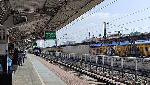 சேலம் ரெயில் நிலையங்களில் தொழிலாளர் நலத்துறை அதிகாரிகள் திடீர் ஆய்வு