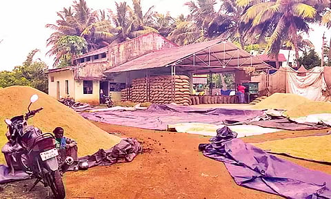 அரசு கொள்முதல் நிலையத்தில் தேக்கமடைந்துள்ள நெல்.