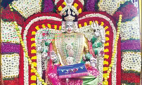 பானகல் கங்கையம்மன் கோவில் திருவிழா: பட்டு வஸ்திரம் சமர்ப்பணம்