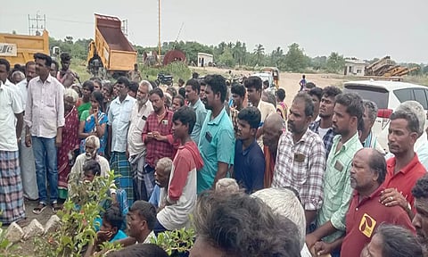 கல்குவாரியை முற்றுகையிட்ட பொதுமக்களை படத்தில் காணலாம்.