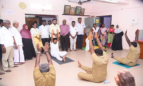 செஞ்சி பேரூராட்சி தலைவர் மொக்கியார் மஸ்தான் யோகா செய்த காட்சி.
