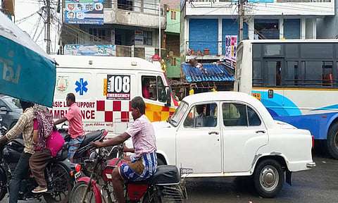 போக்குவரத்து நெரிசலில் சிக்கி தவிக்கும் 108 ஆம்புலன்ஸ்.