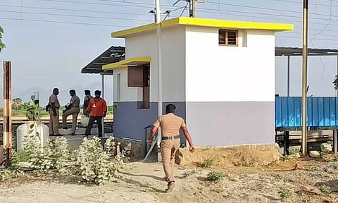 நெடுங்குளம் ரெயில்வே கேட் பகுதியில் போலீசார் விசாரணை நடத்திய காட்சி.