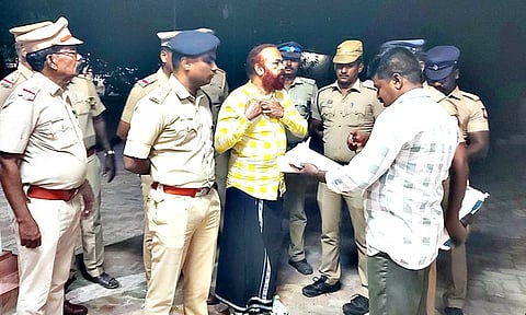 சாத்தூர் கோர்ட்டில் ஆஜர்படுத்த வரிச்சியூர் செல்வத்தை போலீசார் அழைத்து வந்தபோது எடுத்த படம்