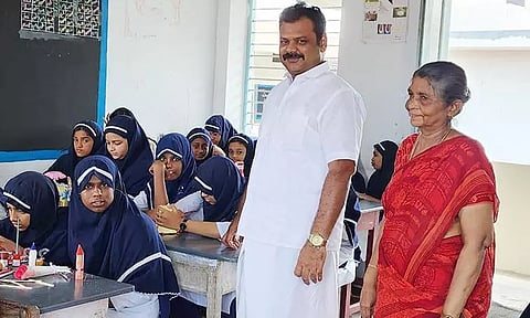 பள்ளியின் தாளாளர் எம்.எம்.கே. முகைதீன் இப்ராஹிம், முதல்வர் மேபல் ஜஸ்டஸ் ஆகியோர் கலை படைப்புகளை பார்வையிட்டனர்.