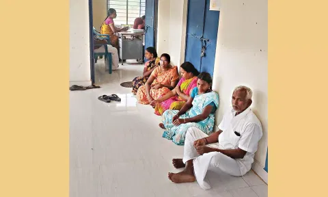 வெளிநடப்பு செய்த உறுப்பினர்களை படத்தில் காணலாம்.
