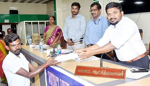 வங்கியாளர்கள் கூட்டத்தில் பயனாளிகளுக்கு மானிய தொகைகளை கலெக்டர் ஜெயசீலன் வழங்கினார்.