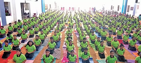 ேயாகாவில் ஈடுபட்ட மாணவ-மாணவிகளை படத்தில காணலாம்.