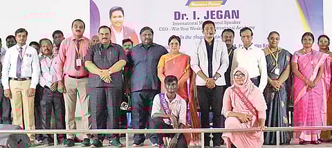 சாதனை படைத்தவர்களுக்கு மேடையில் பாராட்டு தெரிவிக்கப்பட்ட காட்சி.