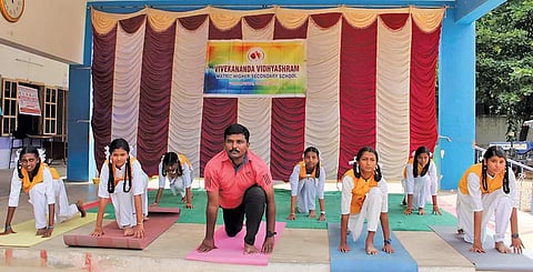 யோகாவில் கலந்து கொண்டவர்களை படத்தில் காணலாம்.