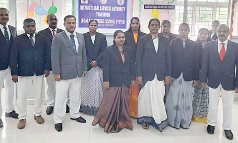 வசதியற்றவா்களுக்கான குற்றவியல் வழக்குகளை நடத்த தோ்வு செய்யப்பட்டு வக்கீல்கள்.