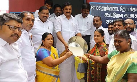 அமைச்சர் மு.பெ.சாமிநாதன் பொதுமக்களுக்கு பொருட்களை வழங்கிய காட்சி