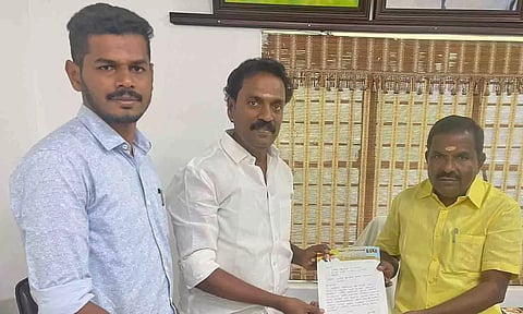 திருப்பூர் மாநகராட்சி கவுன்சிலர் ஆர்.நாகராஜ் எம்.எல்.ஏ., கே. என். விஜயகுமாரை சந்தித்து கோரிக்கை மனு கொடுத்த காட்சி.