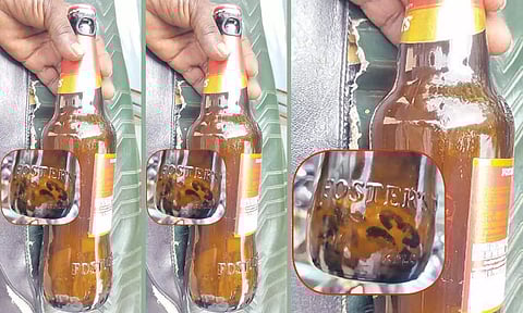 பீர்பாட்டிலில் கிடக்கும் காகிதத்தை படத்தில் காணலாம்.