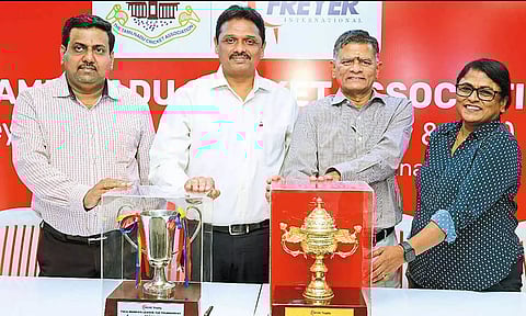 பெண்கள் 20 ஓவர் மற்றும் ஒருநாள் லீக் போட்டிக்கான பரிசு கோப்பை அறிமுகம் செய்யப்பட்ட போது எடுத்தபடம்.