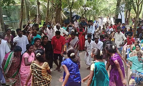 அதிகாரிகளை பாரம்பரிய நடனமாடி வரவேற்ற பழங்குடியின மக்கள்.