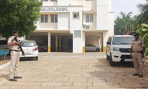 கரூரில் வருமான வரித்துறையினர் சோதனை நடத்தி வரும் மெஸ் கார்த்தி வசித்து வரும் அப்பாட்ர்ட்மெண்ட் முன்பு துணை ராணுவ படையினர் பாதுகாப்பு பணியில் ஈடுபட்டுள்ள காட்சி.
