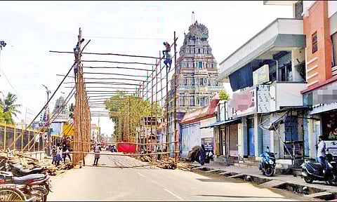 காரைக்கால் அம்மையார் கோவில் வாசலில் பிரமாண்ட பந்தல் அமைக்கும் பணி நடந்த போது எடுத்த படம்.