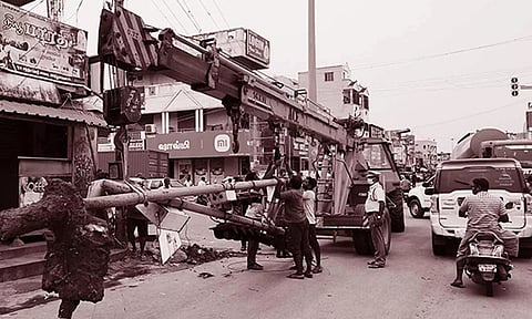 ஊத்துக்கோட்டையில் போக்குவரத்து சிக்னல் சீரமைப்பு