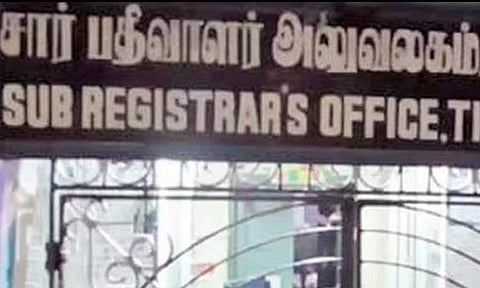 பத்திரப்பதிவு அலுவலகத்துக்குள் ஆவணம் எழுதுபவர்கள் நுழையக் கூடாது- அரசு கடும் எச்சரிக்கை