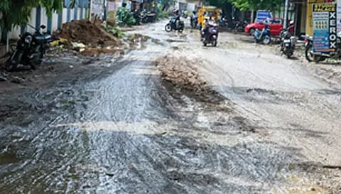 சேலம் டவுன் ரெயில் நிலைய சாலை மழையினால் சேறும் சகதியுமாக மாறியுள்ள காட்சி.