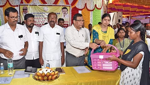 முகாமில் அரசு நலத்திட்ட உதவிகளை கலெக்டர் கார்மேகம் வழங்கிய காட்சி.