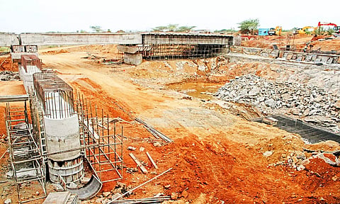 பொன்னாக்குடி அருகே கால்வாய் பாலம் அமைக்கும் பணி விறுவிறுப்பாக நடைபெற்று வருவதை படத்தில் காணலாம்.