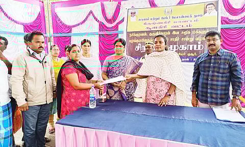 ஒசூர் சார் ஆட்சியர் சாதி சான்றிதழ்கள் வழங்கிய காட்சி.