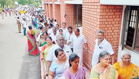 தேர்தலில் வாக்களிப்பதற்காக நீண்ட வரிசையில் காத்திருந்த உள்ளாட்சி பிரதிநிதிகள்.