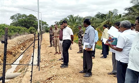 தாளவாடி அடுத்த மல்கொத்திபுரம் பகுதியில் யானைகள் புகாமல் இருக்க அமைக்கப்பட்டுள்ள மின்வேலியை கலெக்டர் ராஜகோபால் சுன்கரா பார்வையிட்டார்.