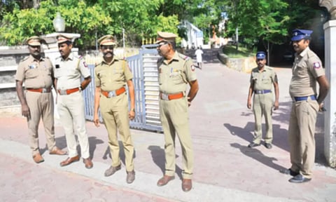 நாகர்.கலெக்டர் அலுவலகத்தில் இன்று திட்டக்குழு தேர்தலில் உள்ளாட்சி பிரதிநிதிகள் வாக்களித்தனர்