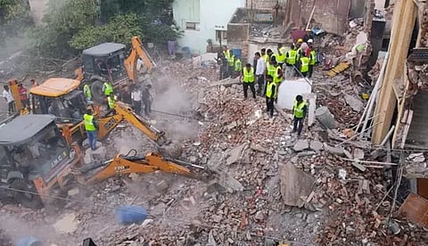 குஜராத்தில் 30 ஆண்டுகள் பழமையான கட்டிடம் இடிந்து விழுந்து விபத்து- 3 பேர் பலி