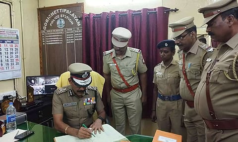 கோபிசெட்டிபாளையம் போலீஸ் நிலையத்தில் டி.ஜி.பி. சைலேந்திர பாபு ஆய்வு செய்தார். 