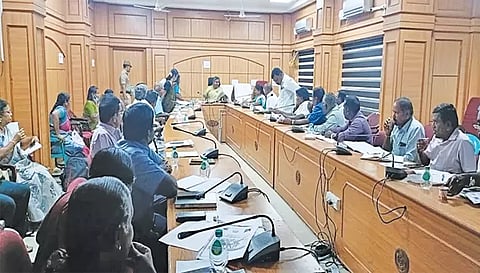  கண்காணிப்புக்குழு கூட்டம் நடந்தபோது எடுத்த படம்.