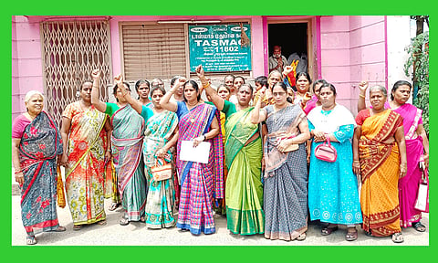 விருதுநகர் மாவட்டம் அருப்புக்கோட்டை பழைய பஸ் நிலையம் பகுதியில் உள்ள டாஸ்மாக் கடையை அகற்ற வலியுறுத்தி 50-க்கும் மேற்பட்ட பெண்கள் போராட்டம் நடத்தினர். செய்தி உள்ளே...
