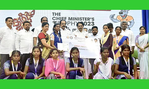 முதல்-அமைச்சர் கோப்பைக்கான போட்டி களில் வெற்றி பெற்ற வர்களுக்கு அமைச்சர் சாத்தூர் ராமச்சந்திரன், தங்கம் தென்னரசு பரிசு வழங்கினர்.