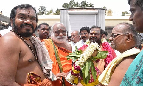 வேலூர் கோட்டை ஜலகண்டேஸ்வரர் கோவிலில் சக்தி அம்மாவை வரவேற்ற காட்சி.