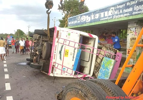 நடுரோட்டில் வேன் கவிழ்ந்து கிடப்பதை படத்தில் காணலாம். 